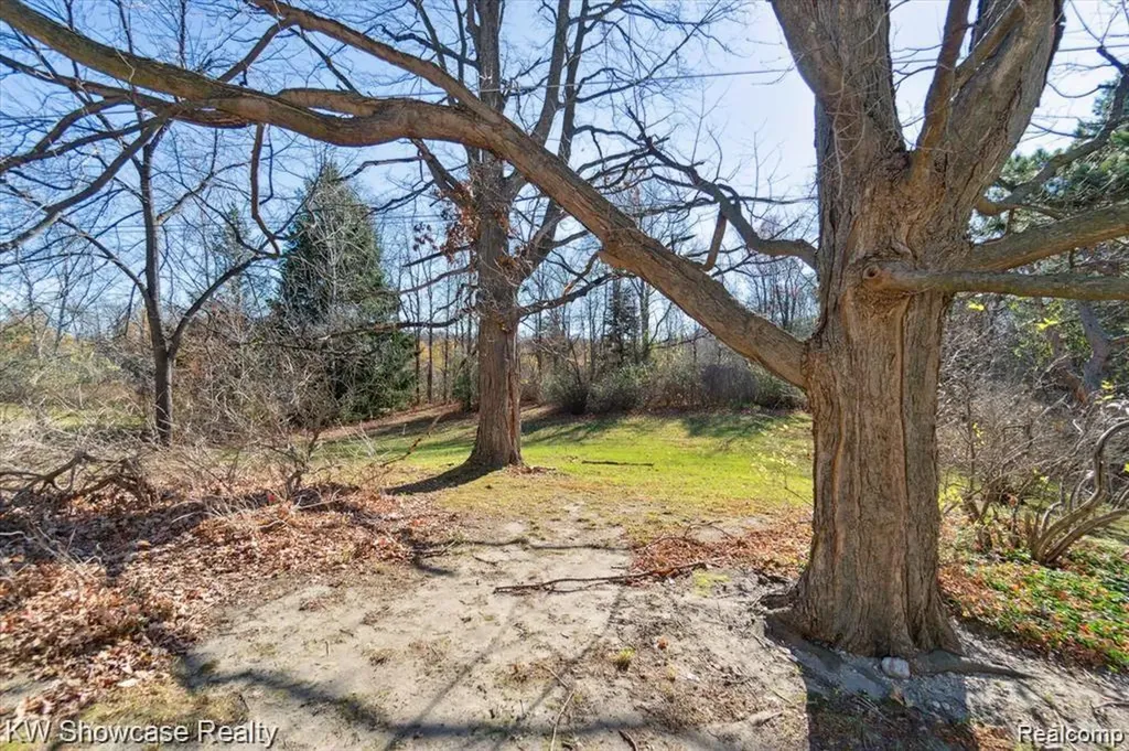 1716 E Wardlow Road Highland Charter Township MI 48356