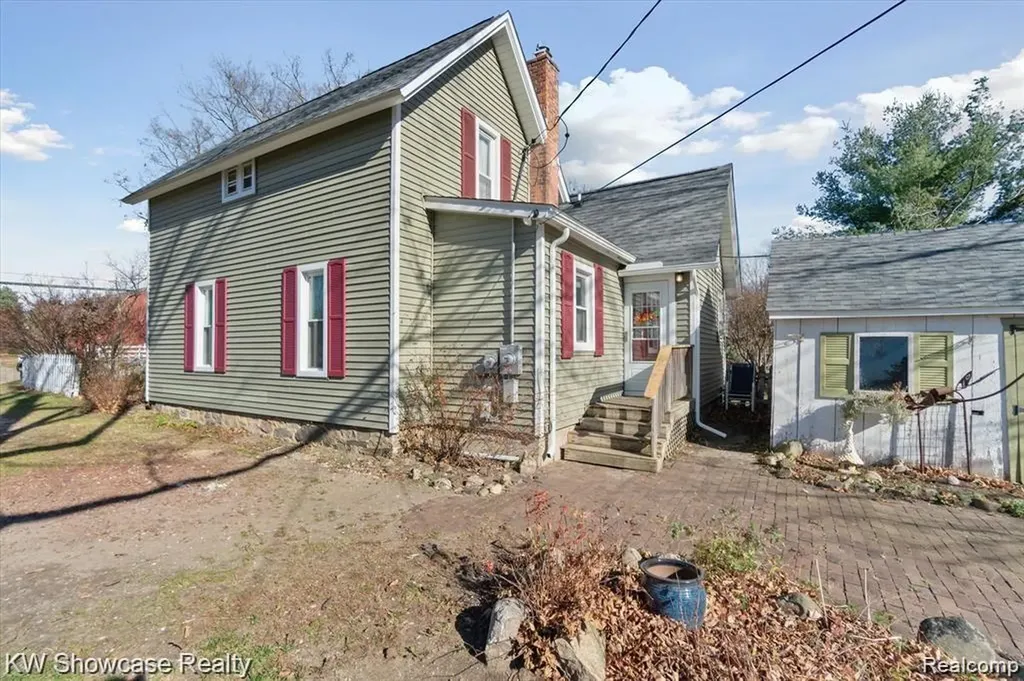 1716 E Wardlow Road Highland Charter Township MI 48356