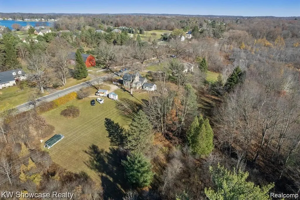 1716 E Wardlow Road Highland Charter Township MI 48356