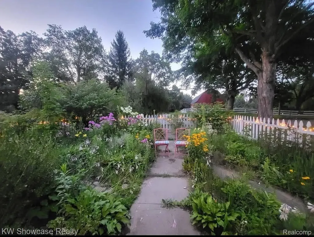 1716 E Wardlow Road Highland Charter Township MI 48356