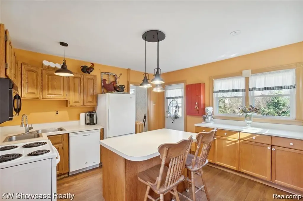 1716 E Wardlow Road Highland Charter Township MI 48356