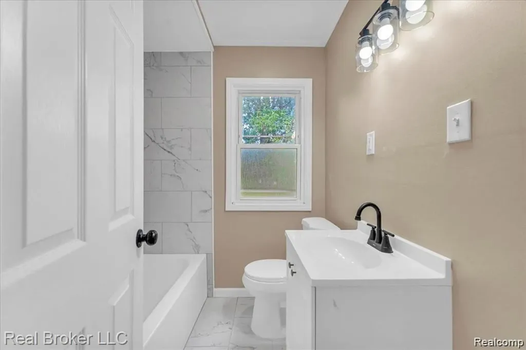 9715 Woodbine Redford Charter Township MI 48239