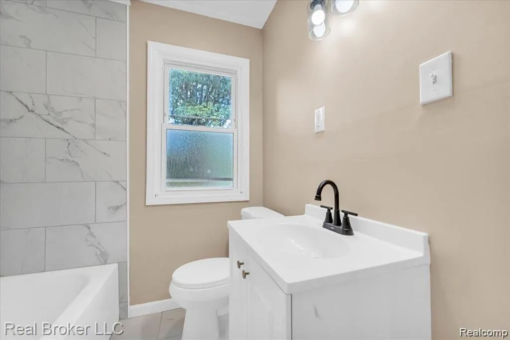 9715 Woodbine Redford Charter Township MI 48239