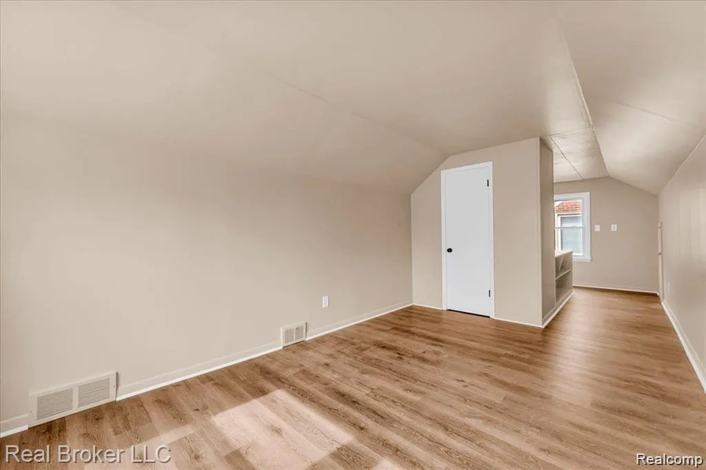 9715 Woodbine Redford Charter Township MI 48239