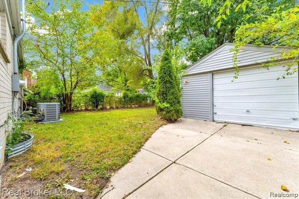 9715 Woodbine Redford Charter Township MI 48239