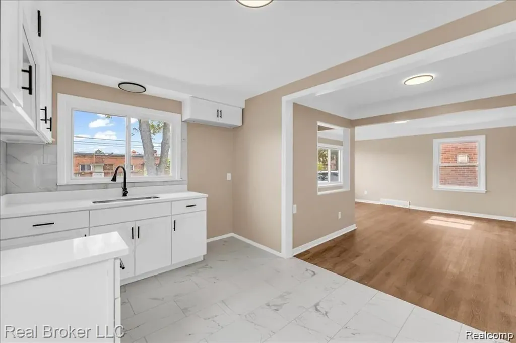 9715 Woodbine Redford Charter Township MI 48239