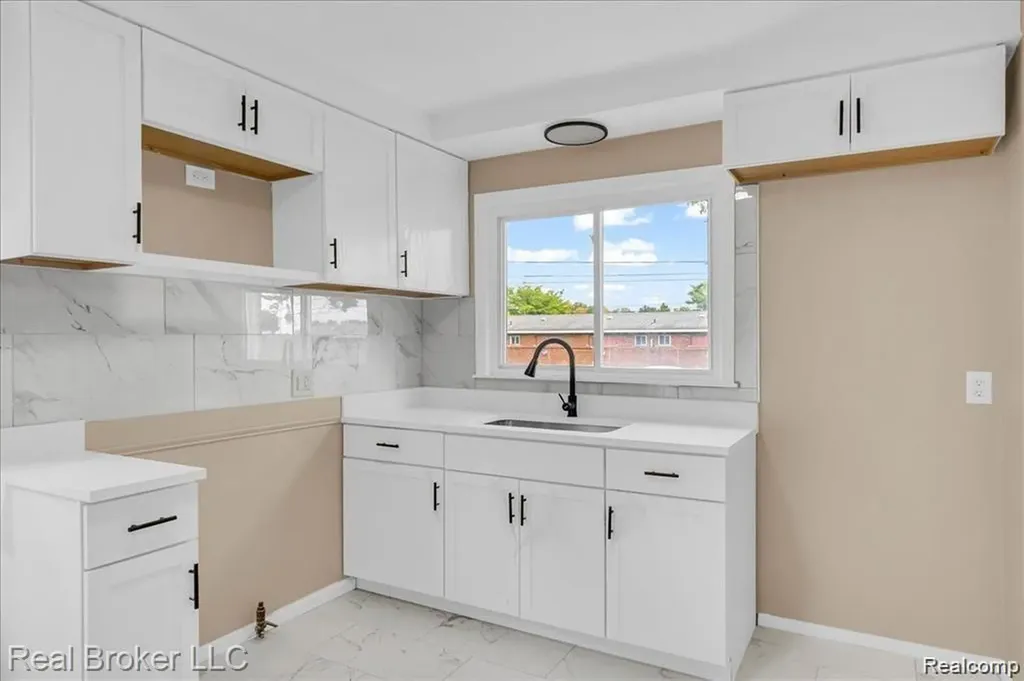 9715 Woodbine Redford Charter Township MI 48239
