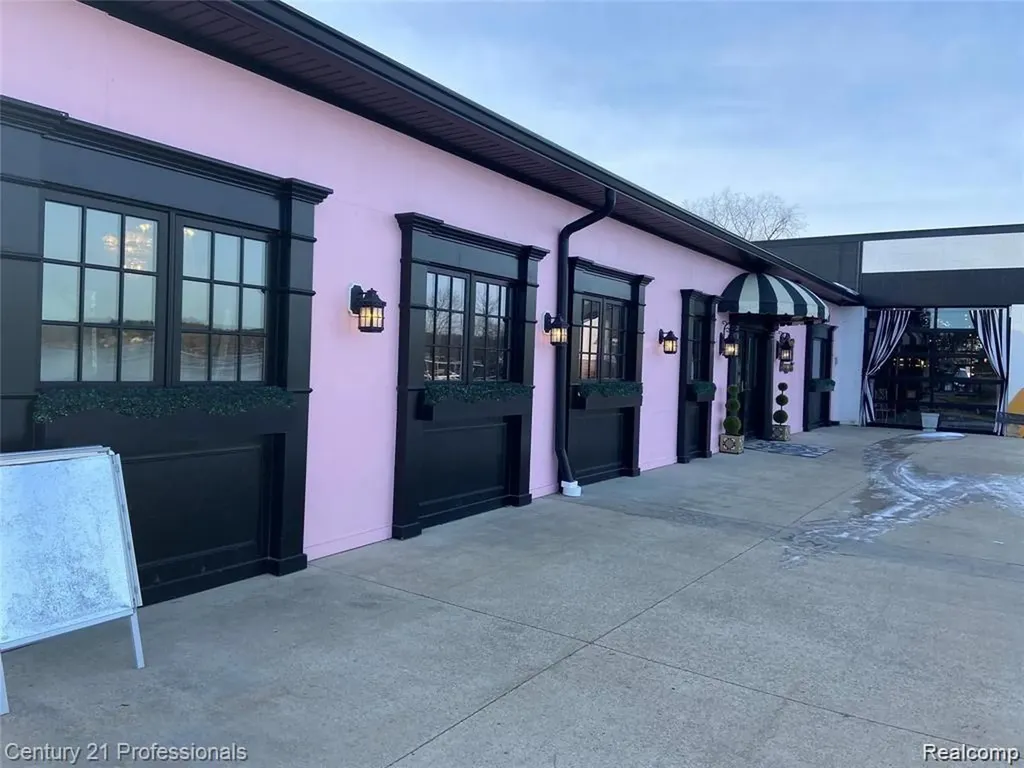 9861 Dixie Highway Springfield Charter Township MI 48348