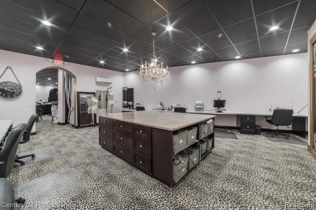 9861 Dixie Highway Springfield Charter Township MI 48348