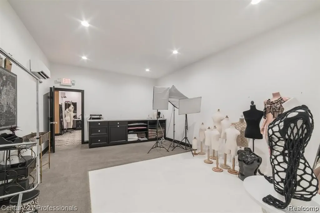 9861 Dixie Highway Springfield Charter Township MI 48348