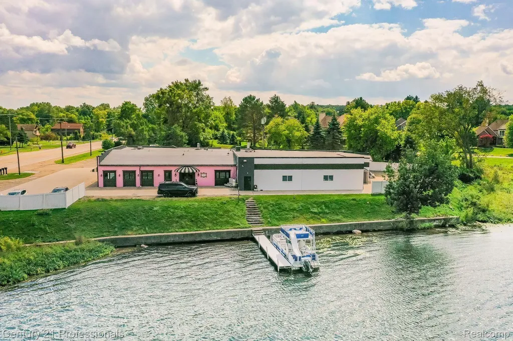 9861 Dixie Highway Springfield Charter Township MI 48348