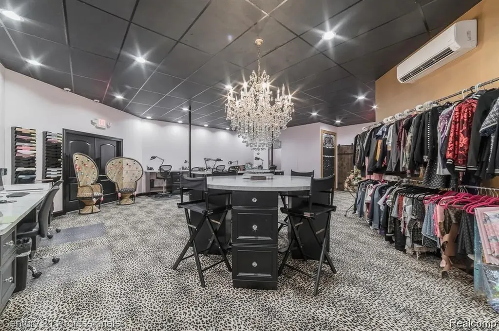 9861 Dixie Highway Springfield Charter Township MI 48348