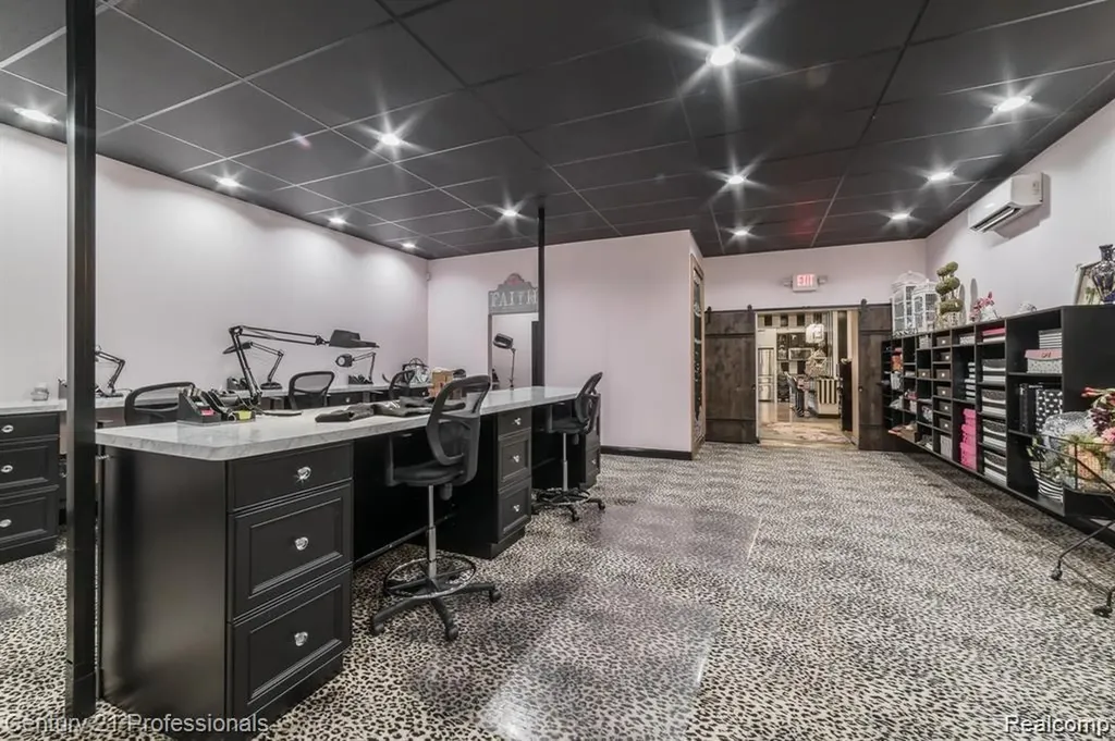 9861 Dixie Highway Springfield Charter Township MI 48348