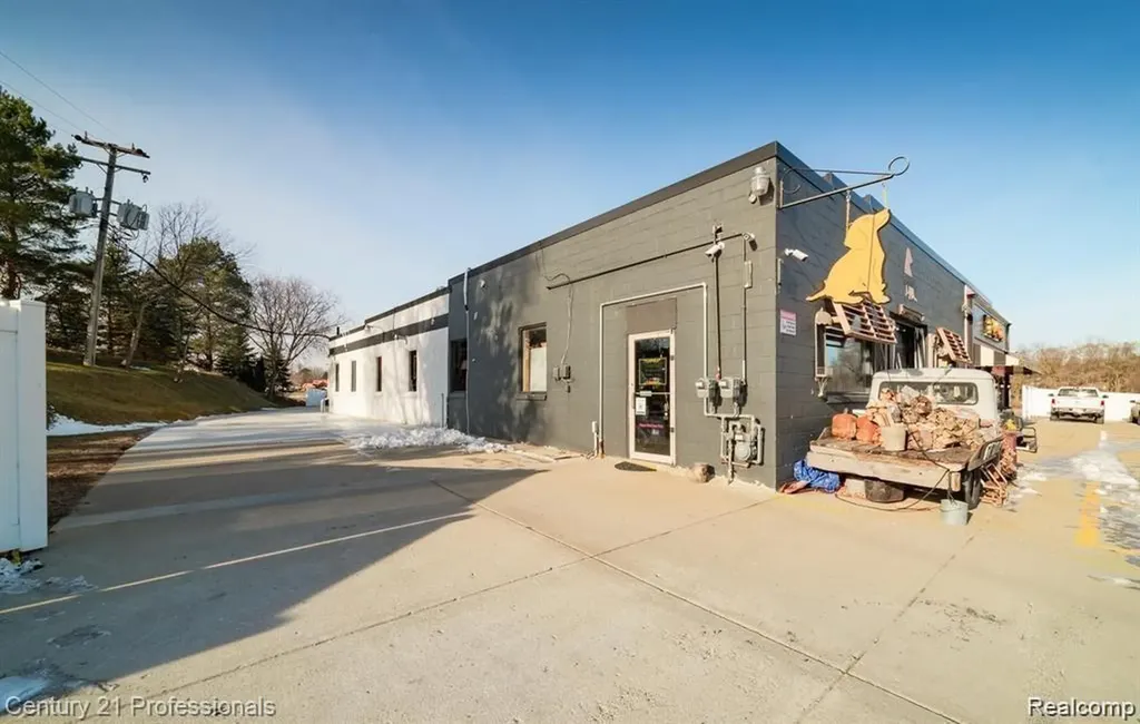9861 Dixie Highway Springfield Charter Township MI 48348