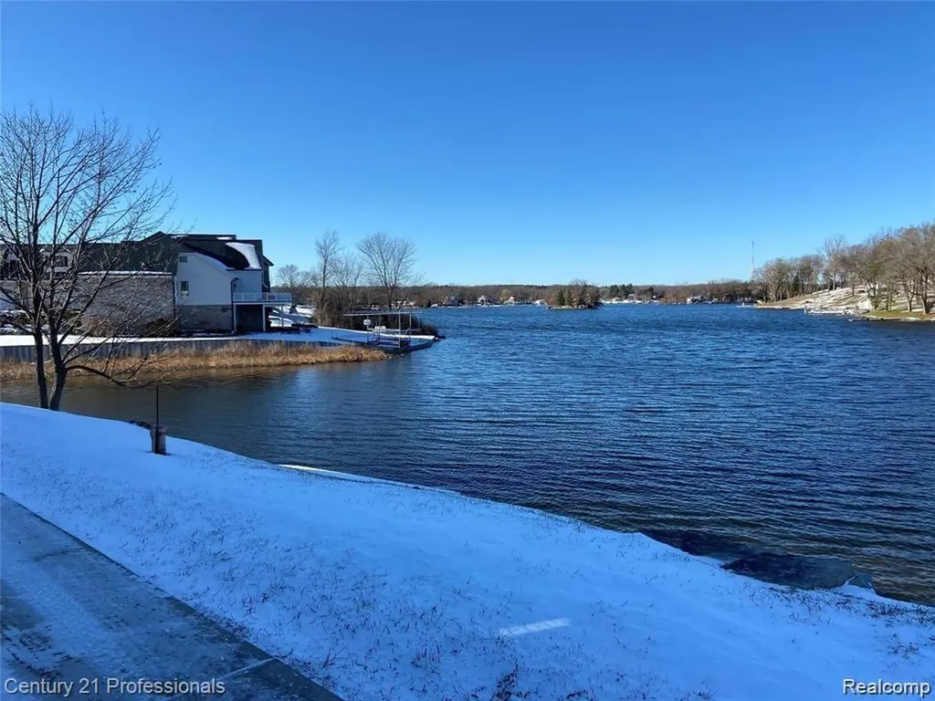 9861 Dixie Highway Springfield Charter Township MI 48348