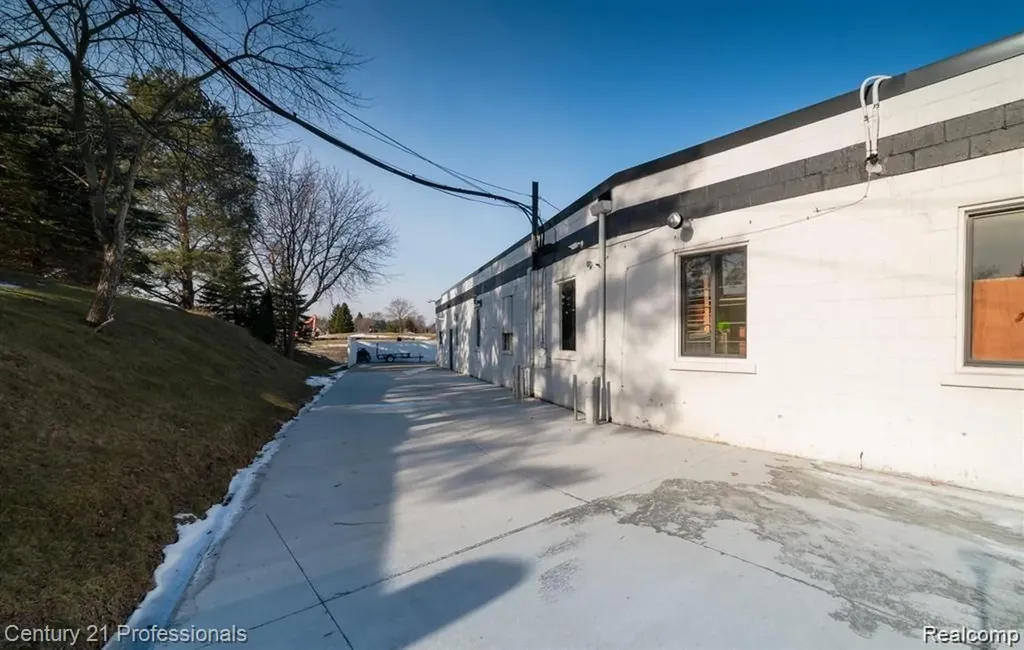 9861 Dixie Highway Springfield Charter Township MI 48348