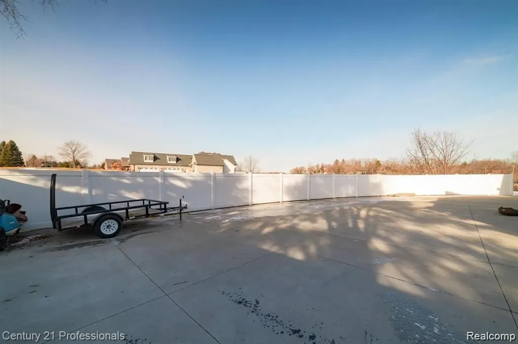 9861 Dixie Highway Springfield Charter Township MI 48348