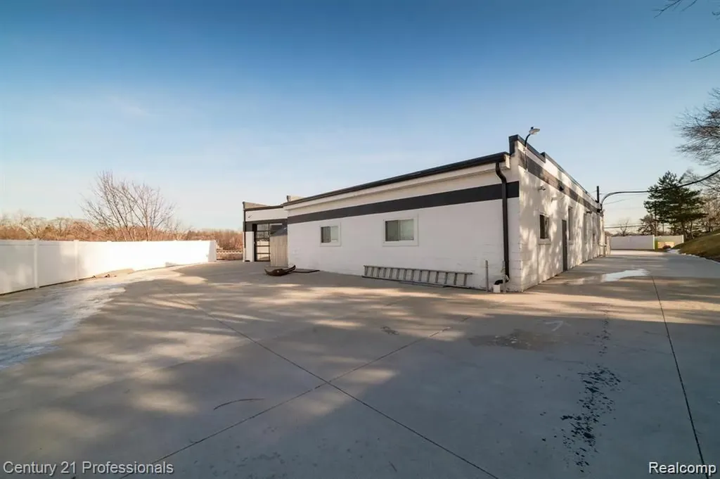 9861 Dixie Highway Springfield Charter Township MI 48348
