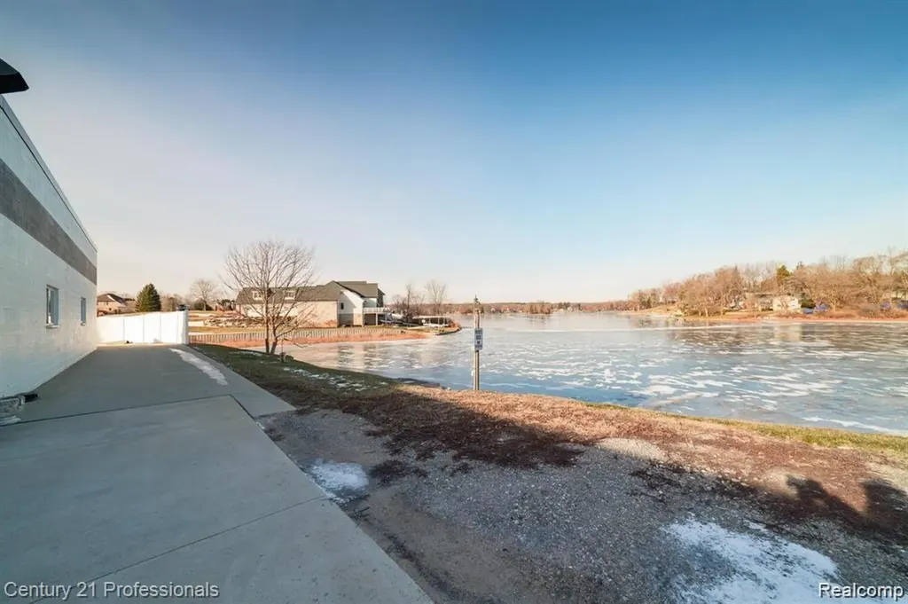 9861 Dixie Highway Springfield Charter Township MI 48348