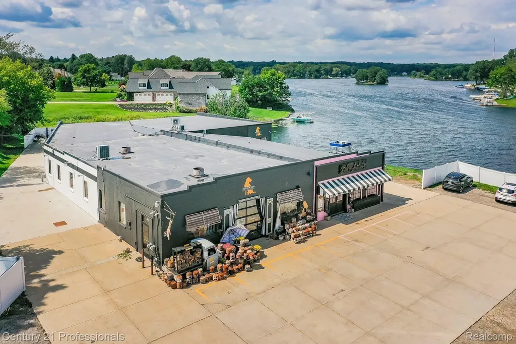 9861 Dixie Highway Springfield Charter Township MI 48348
