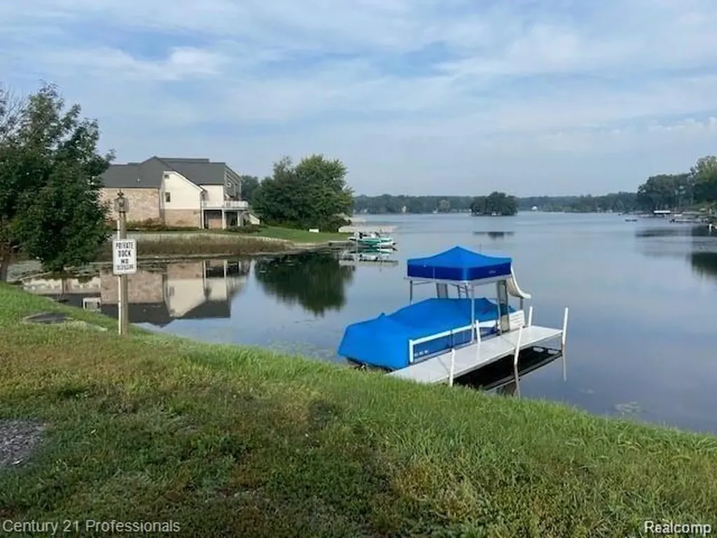 9861 Dixie Highway Springfield Charter Township MI 48348