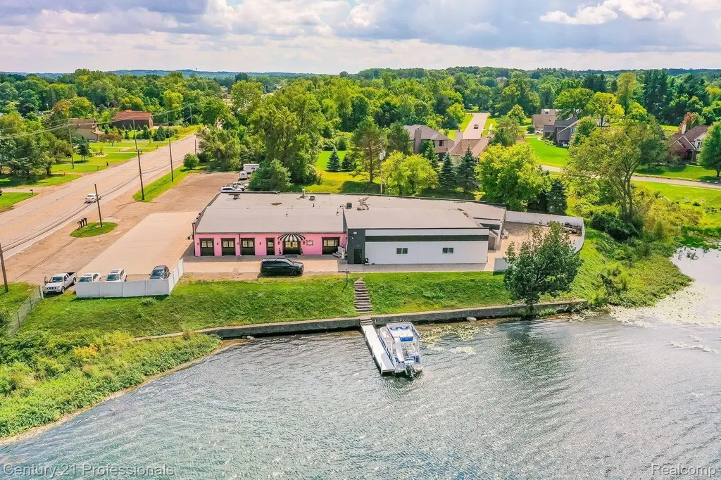 9861 Dixie Highway Springfield Charter Township MI 48348