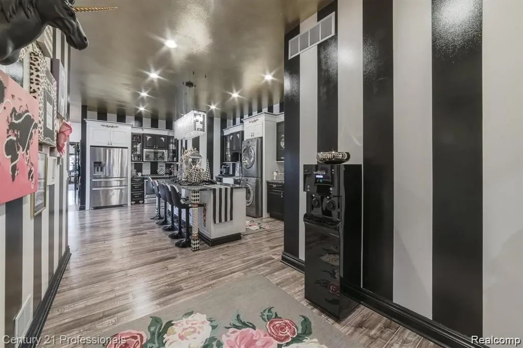 9861 Dixie Highway Springfield Charter Township MI 48348