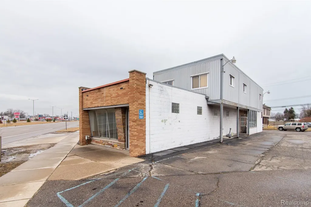 28640 Gratiot Avenue Roseville City MI 48066