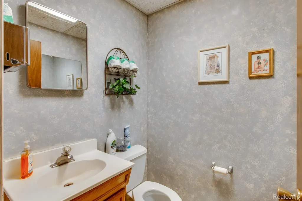 28640 Gratiot Avenue Roseville City MI 48066