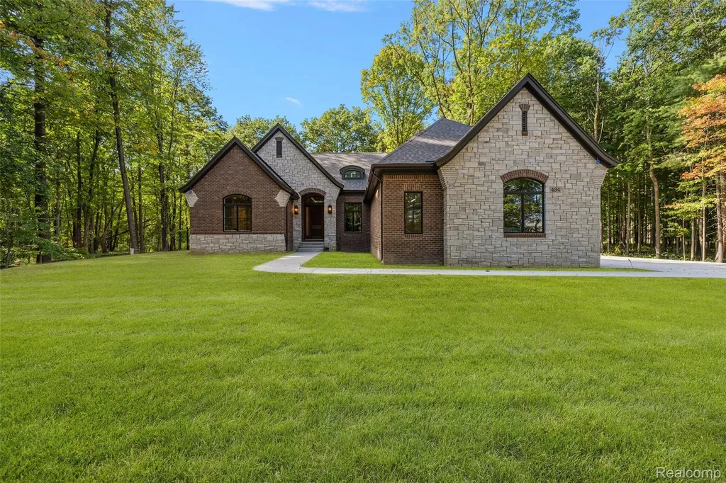 4647 Applewood Oakland Charter Township MI 48306
