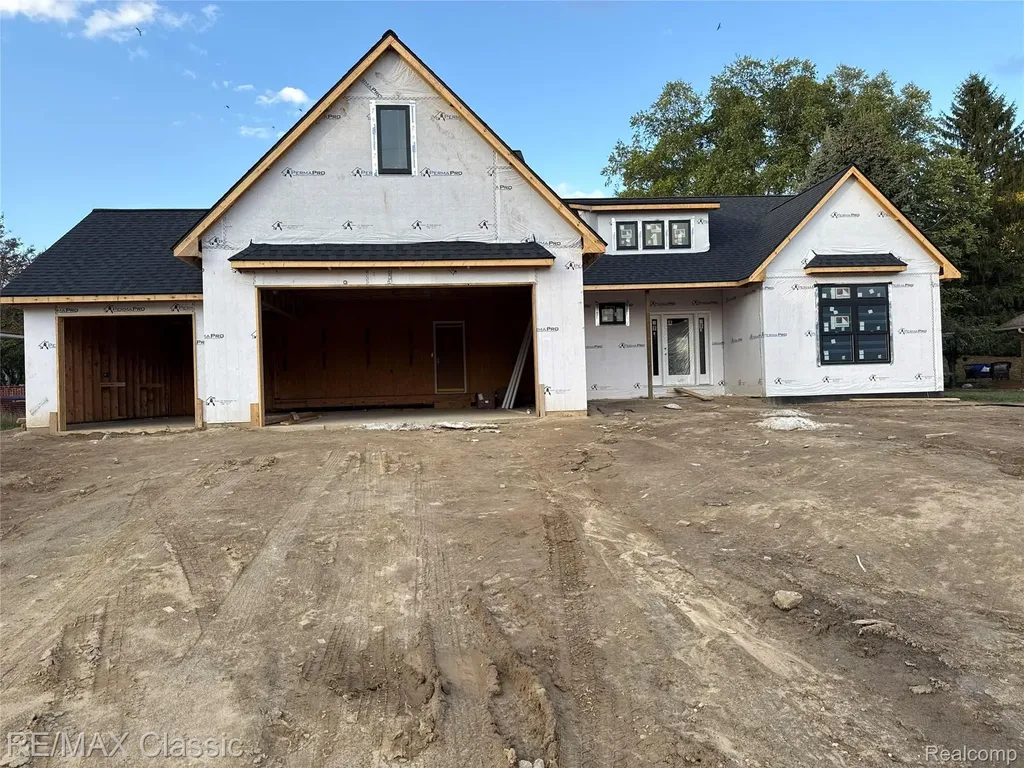 5518 Leafwood Commerce Charter Township MI 48382