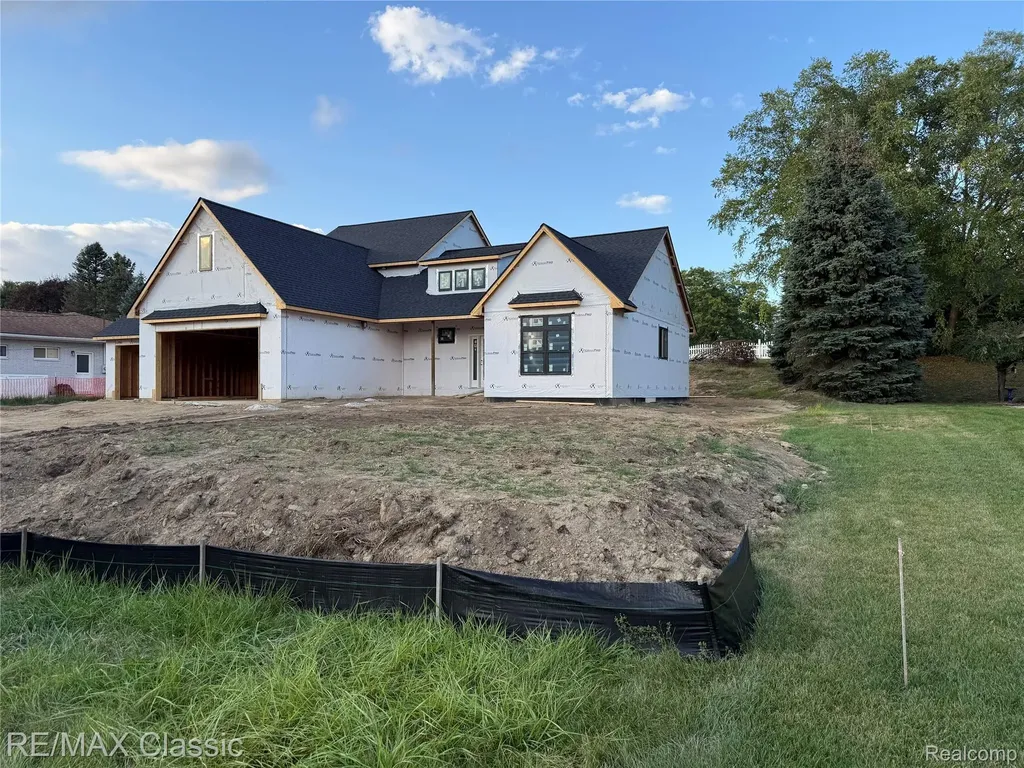 5518 Leafwood Commerce Charter Township MI 48382