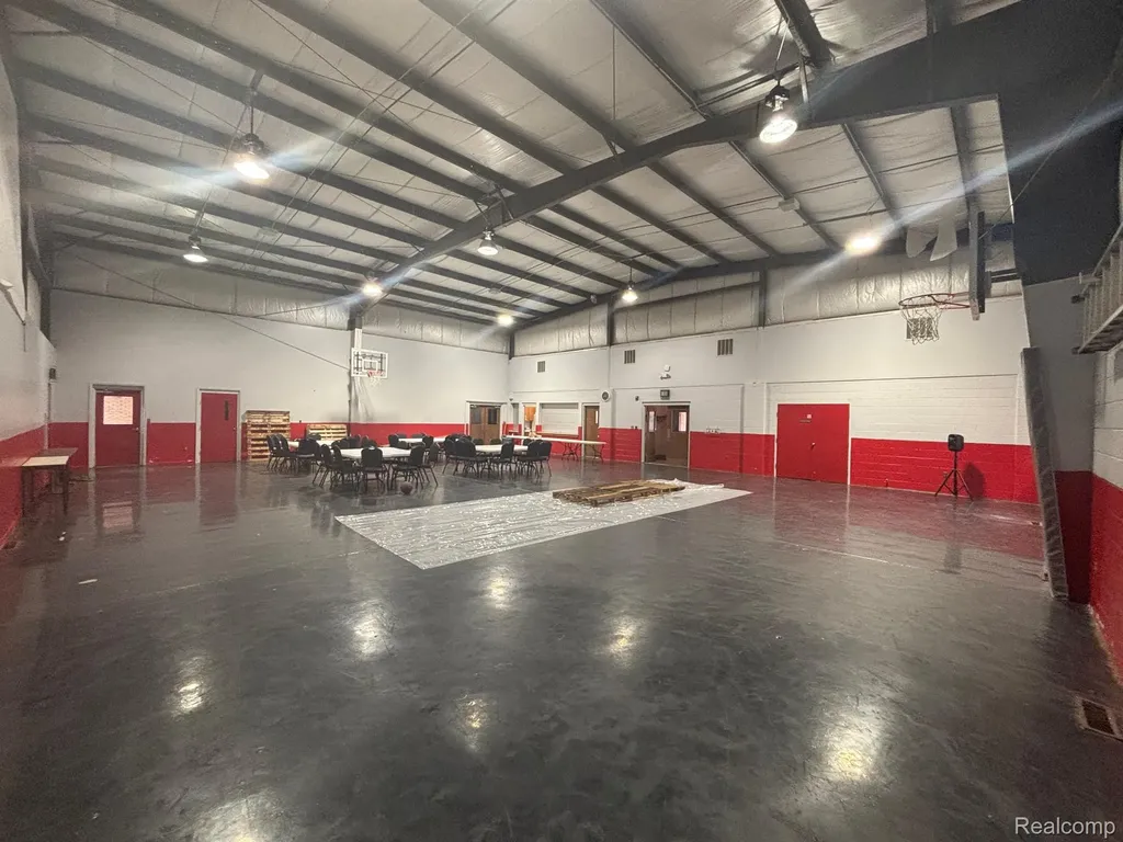961 E Maple Street Holly Township MI 48442