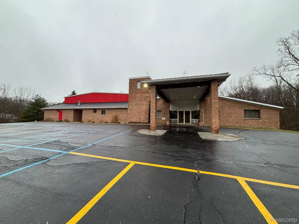 961 E Maple Street Holly Township MI 48442