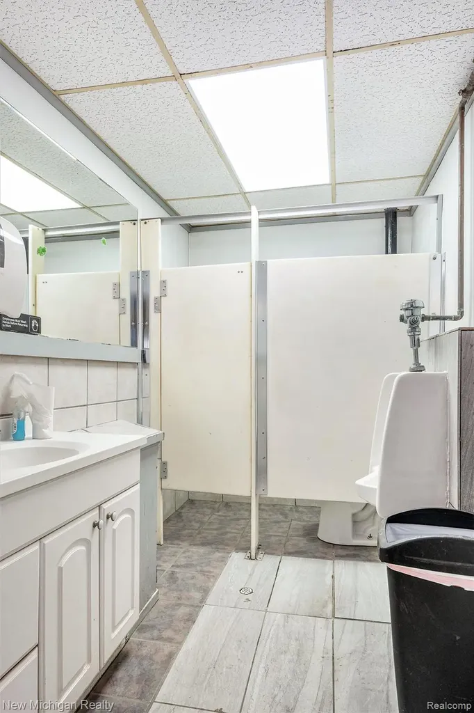2661 Dixie Waterford Charter Township MI 48328