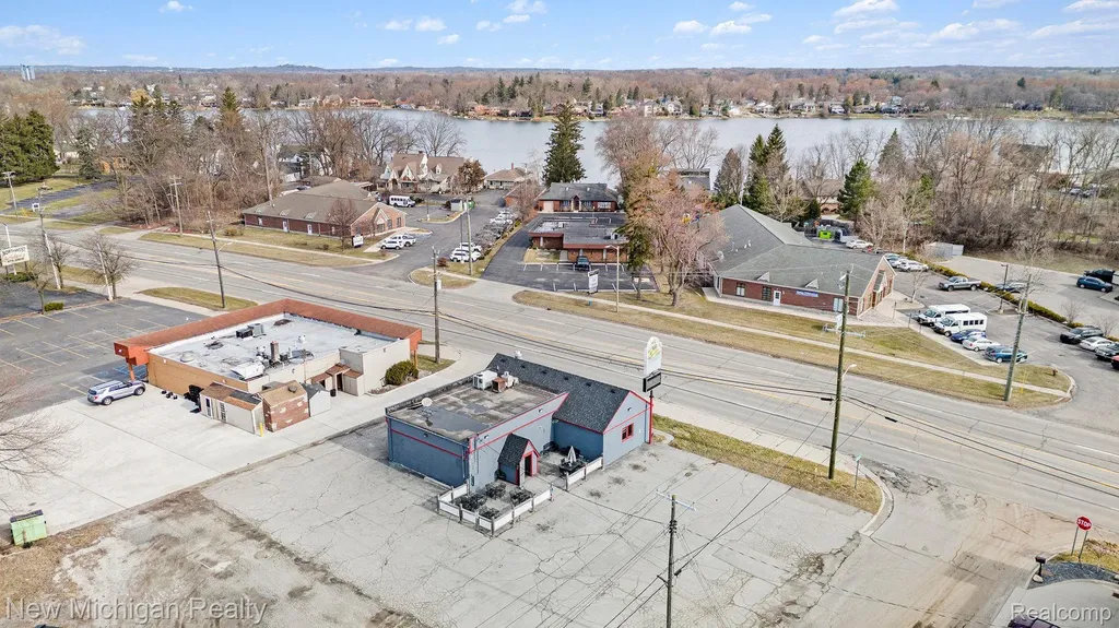 2661 Dixie Waterford Charter Township MI 48328