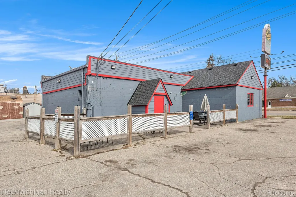 2661 Dixie Waterford Charter Township MI 48328
