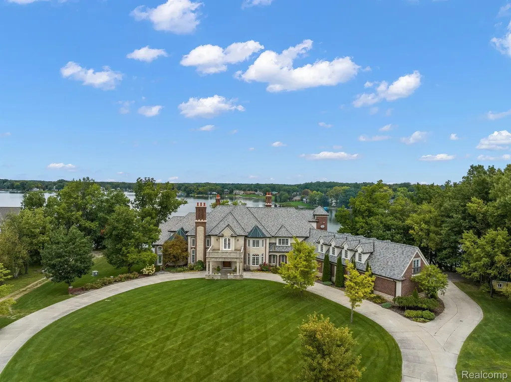 10399 Lakeshore Drive E Goodrich Village MI 48438