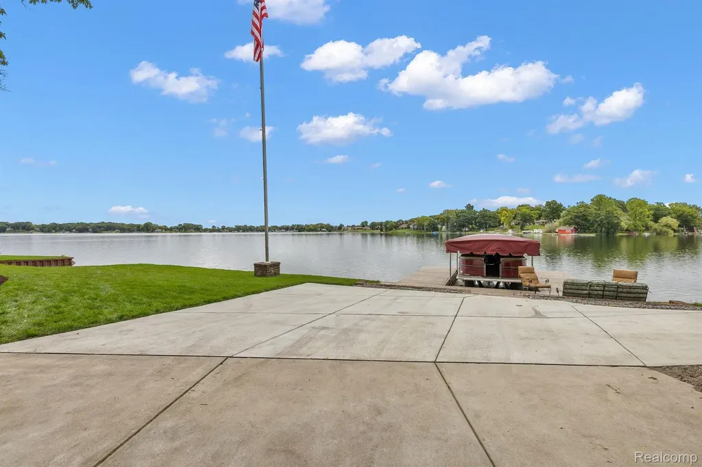 10399 Lakeshore Drive E Goodrich Village MI 48438