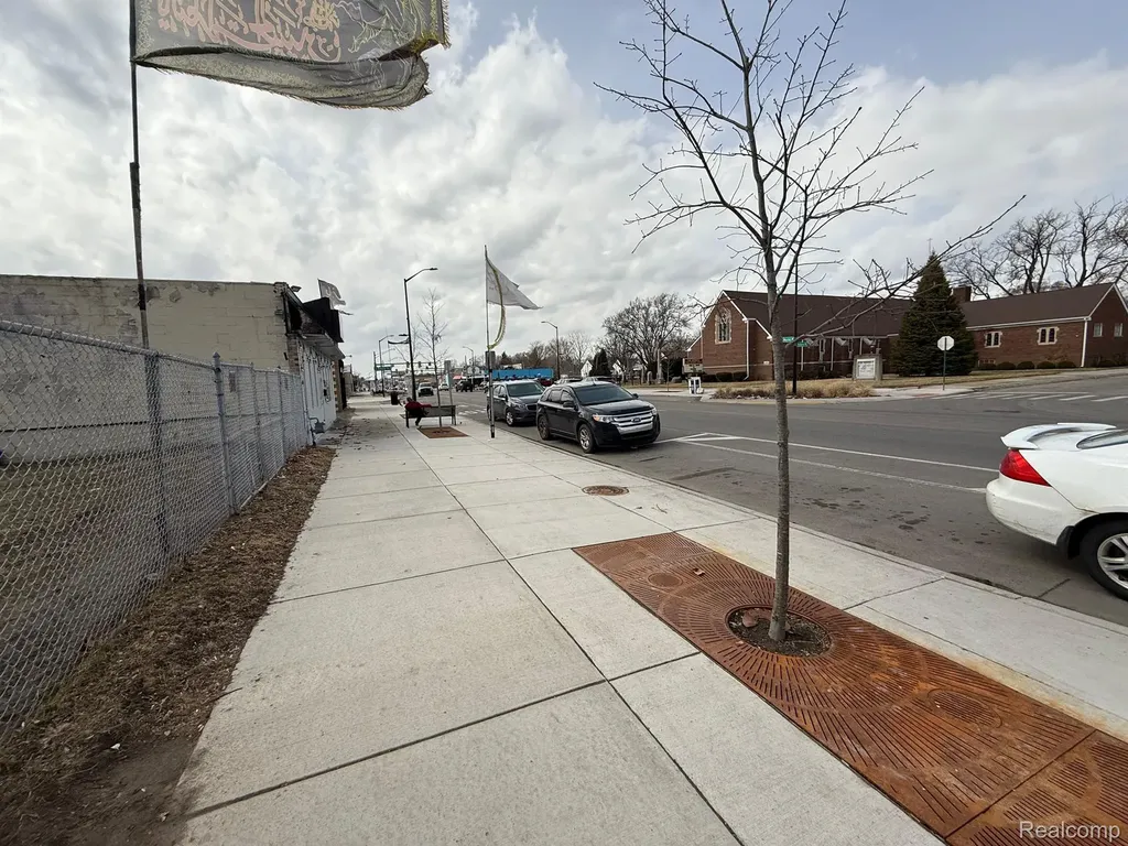 16325 W Warren Avenue Detroit City MI 48228