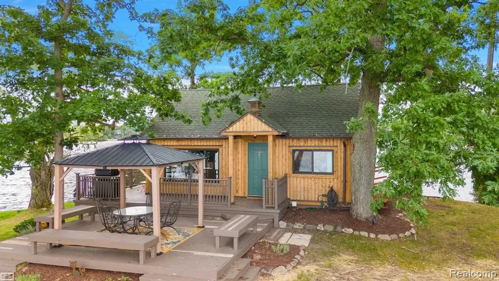 10086 King & 9877 Dixie Highway Springfield Charter Township MI 48350