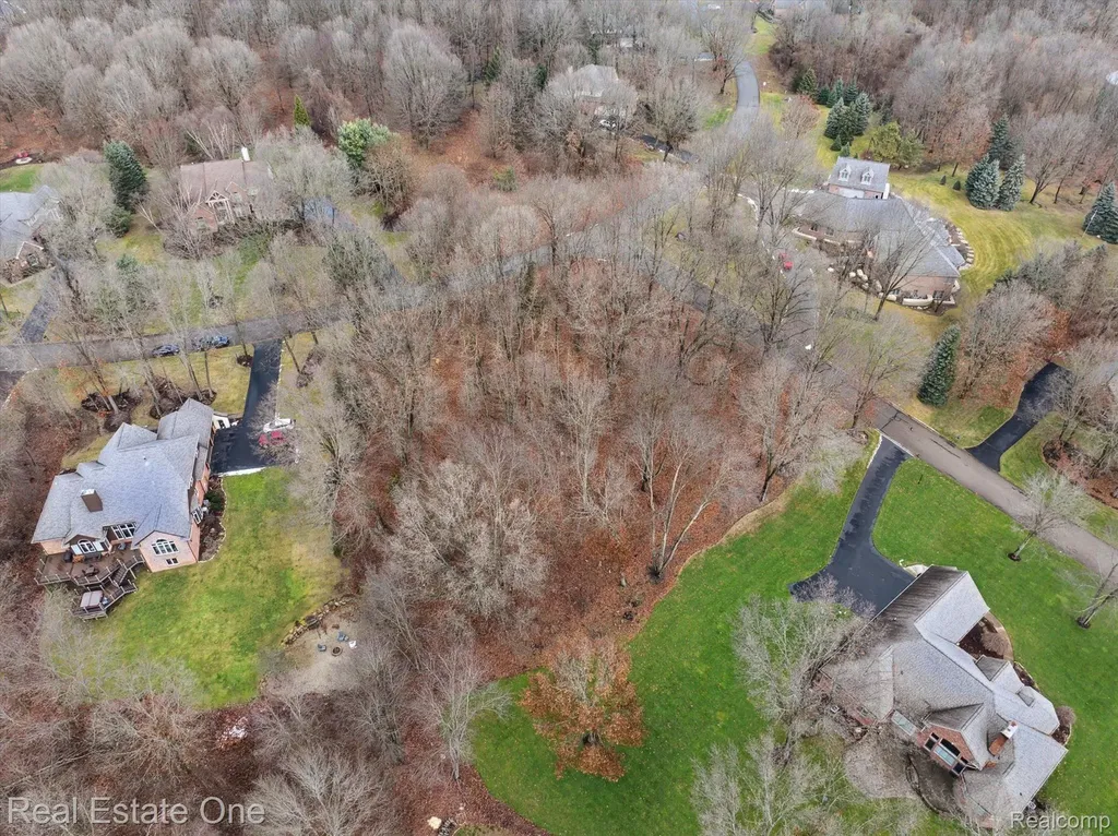 2423 Canterwood Highland Charter Township MI 48356