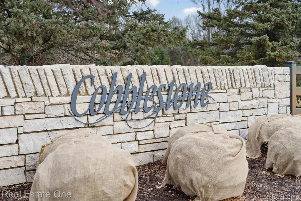 2423 Canterwood Highland Charter Township MI 48356