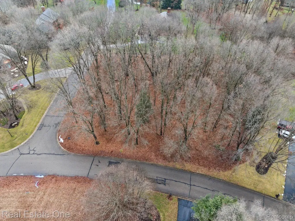 2423 Canterwood Highland Charter Township MI 48356