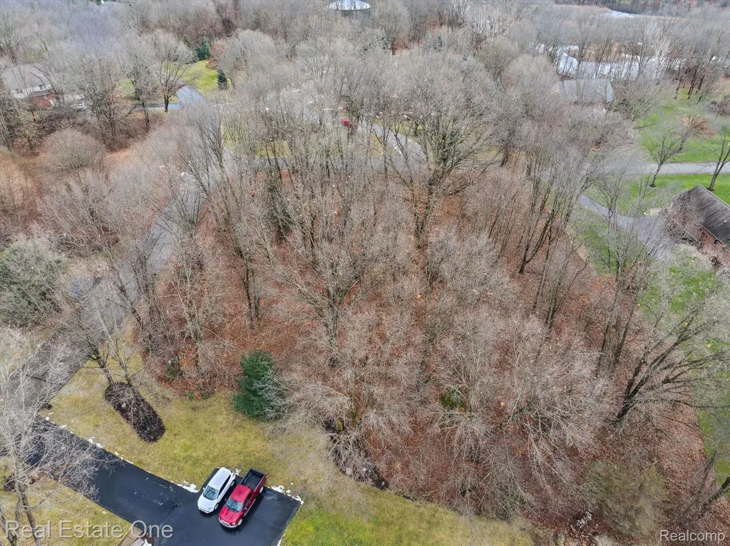 2423 Canterwood Highland Charter Township MI 48356