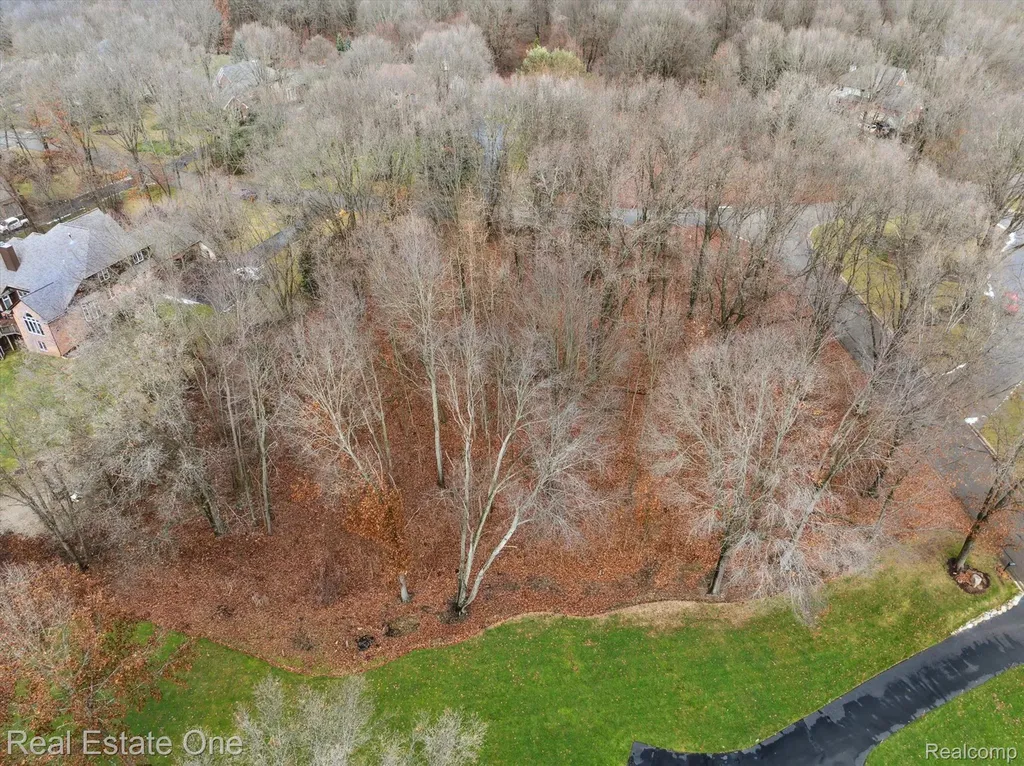 2423 Canterwood Highland Charter Township MI 48356