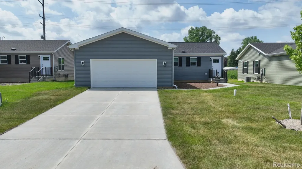 4438 Maple Leaf Trail Flint City MI 48506