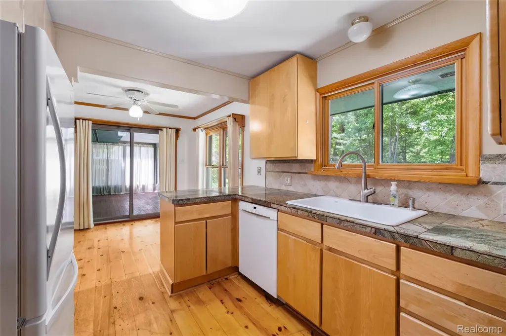 21417 Parker Street Farmington Hills City MI 48336