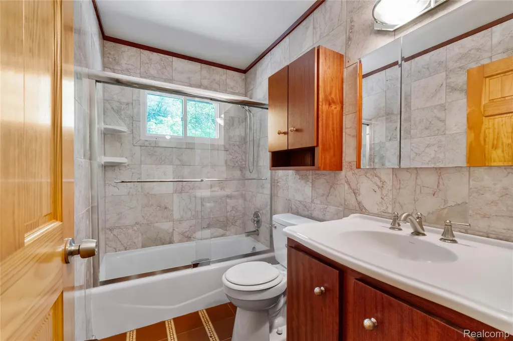 21417 Parker Street Farmington Hills City MI 48336
