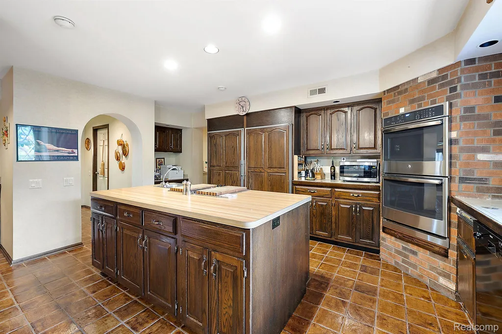 4670 Cove Road West Bloomfield Charter Township MI 48323